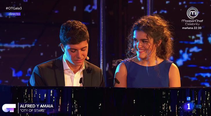 Amaia junto a Alfred durante su actuación en la tercera gala de &#39;OT 2017&#39;