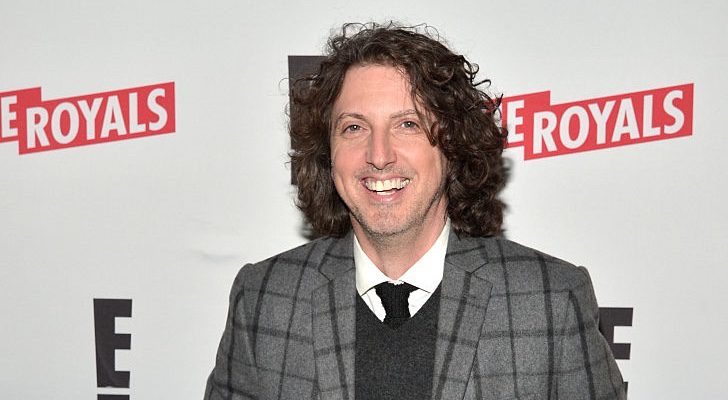 Mark Schwahn, creador y showrunner de 'One Tree Hill', acusado de acoso sexual por el equipo y elenco femenino de la serie, sonriendo en un photocall 