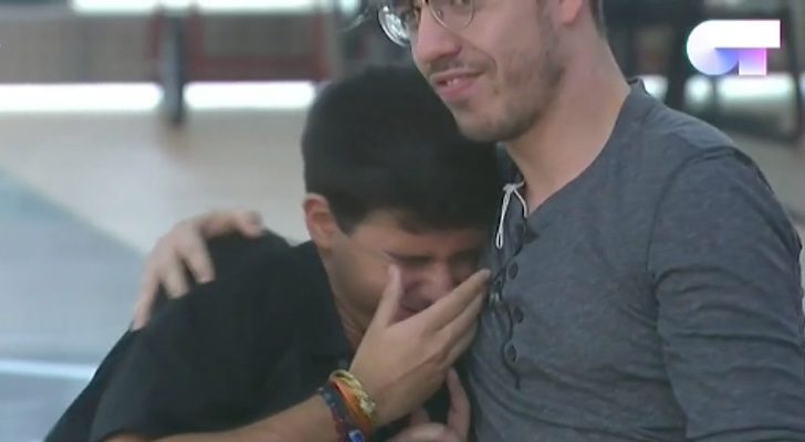 Alfred, emocionado, abraza a Roi en 'OT 2017'