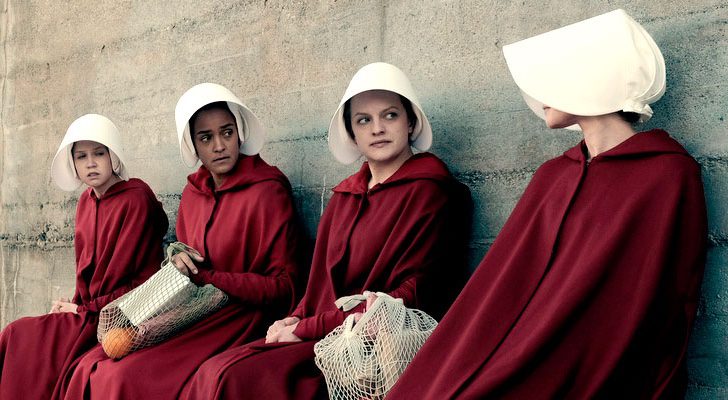 Janessa Grant, Bahia Watson, Elisabeth Moss y Madeline Brewer, de izquierda a derecha, en &#39;The Handmaid&#39;s Tale&#39; de Hulu