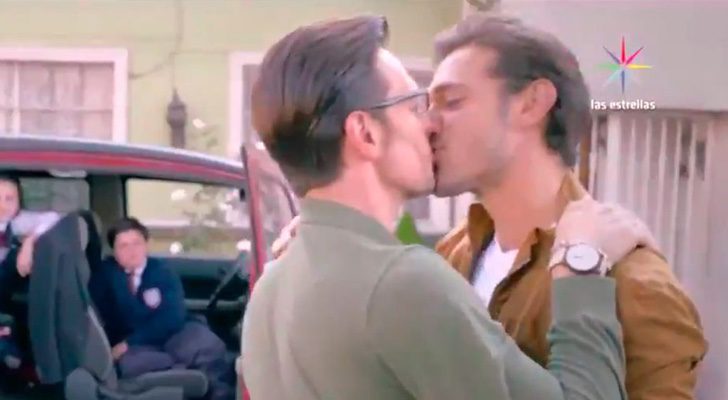 Beso gay entre Andrés Uno y Raúl Coronado en la telenovela de Televisa 'Papá a toda madre'