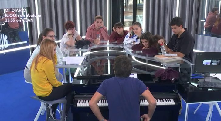 Manu Guix y los concursantes de 'Operación Triunfo' durante la reunión para escuchar la primera versión de la canción