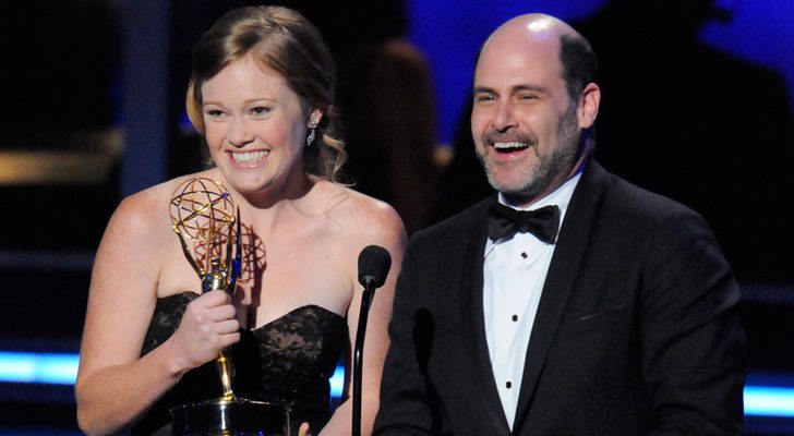 Matthew Weiner y Kater Gordon, recogiendo un Emmy