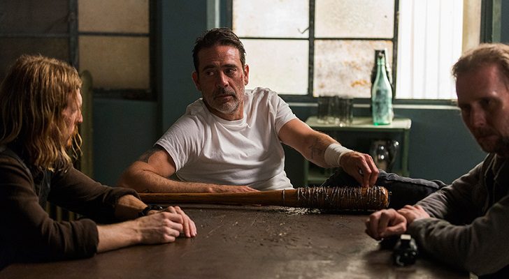 Negan conversa con sus hombres en &#39;The Walking Dead&#39;