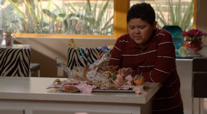 Manny con su centro de mesa en 'Modern Family'
