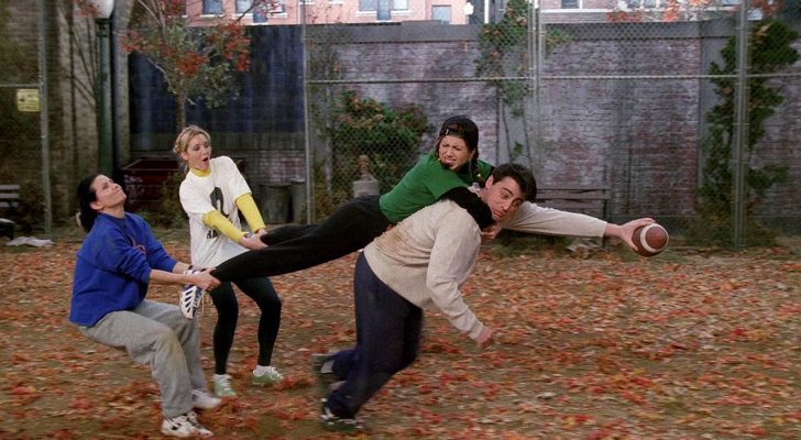 Rachel, Mónica y Phoebe intentan ganar un partido de fútbol americano en 'Friends'