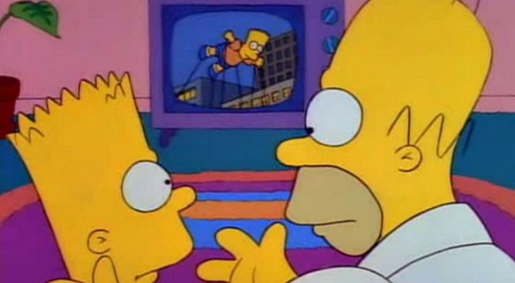 Homer habla con Bart mientras retransmiten el desfilo de Macy's en 'Los Simpson'