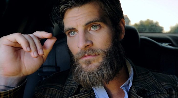 Alan Powell en la película "The Song", dentro de un coche mirando por la ventanilla