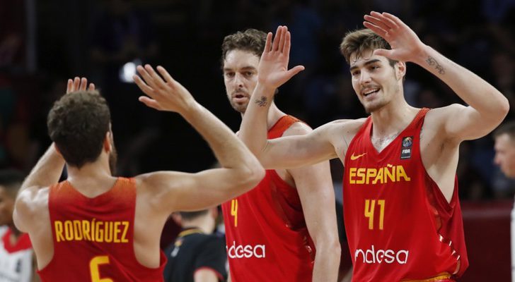 Sergio Rodríguez, alias &quot;El Chacho&quot;, de espaldas, Pau Gasol y Juancho Hernangómez en el Eurobasket 2017 donde consiguieron el bronce