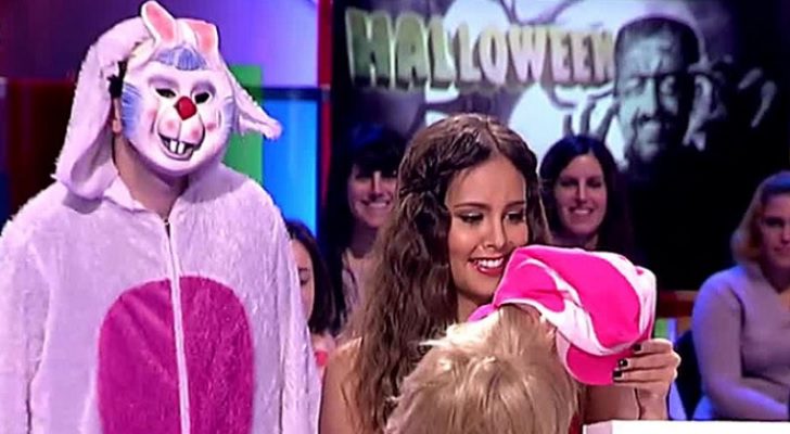 Cristina Pedroche instantes antes de ser asustada por el conejo rosa en 'Zapeando'