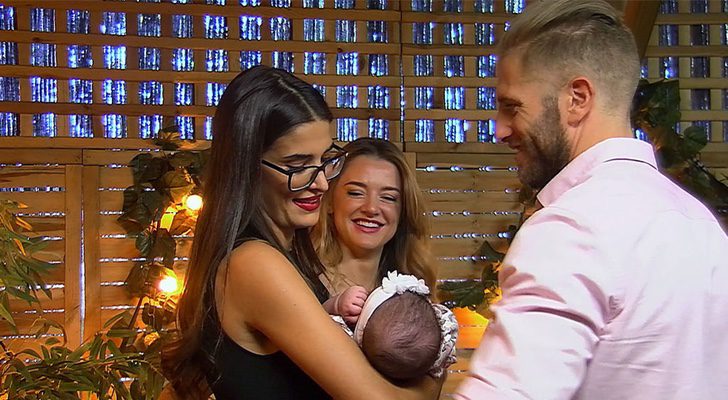 Lidia Torrent llora de emoción al coger al primer bebé de 'First Dates' junto a su pareja Matías Roure y la abuela de la niña, que se llama Deana