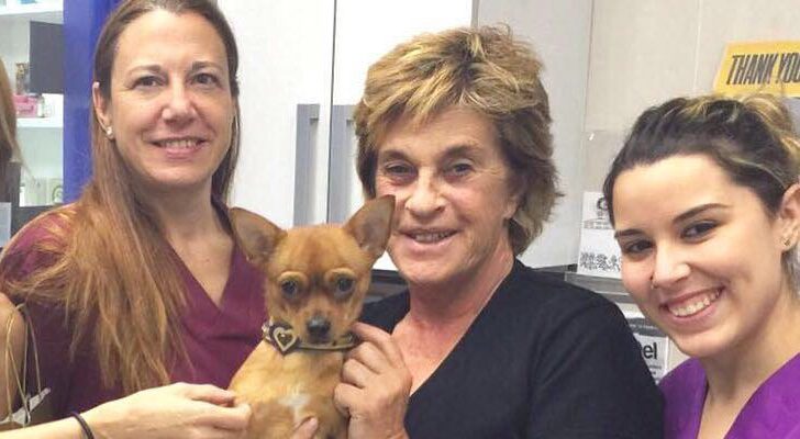 Chelo García-Cortes junto a Maggy, su perrita y la veterinaria de esta