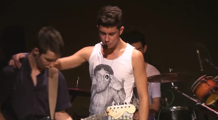 Alfred García y su grupo musical en un concierto