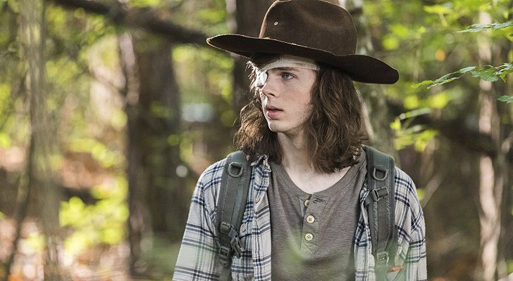Carl busca Siddiq en el bosque en 'The Walking Dead'