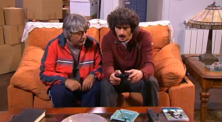 Vicente y Javi enganchados a un juego de fútbol en &#39;La que se avecina&#39;