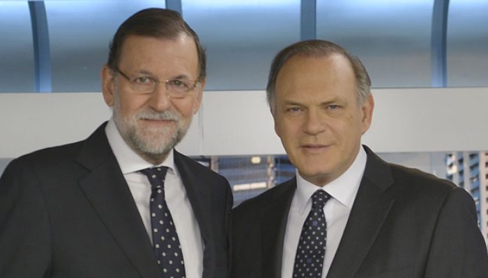 Pedro Piqueras y Mariano Rajoy en 'Informativos Telecinco'