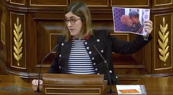 Marta Sorlí Fresquet, diputada de Compromís en el Congreso, aplaude el beso de Marina y su novio en 'OT 2017'