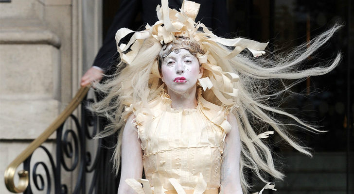 Lady Gaga, a la salida de un hotel de Londres