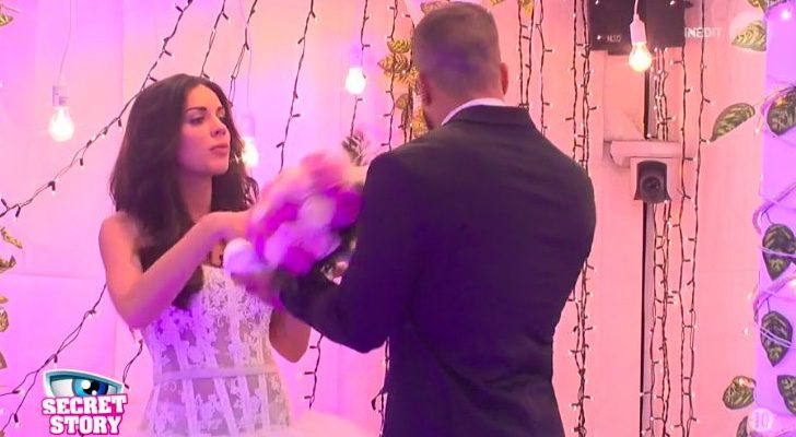 Laura pegando a Alain con su ramo de novia en 'Secret Story 11'