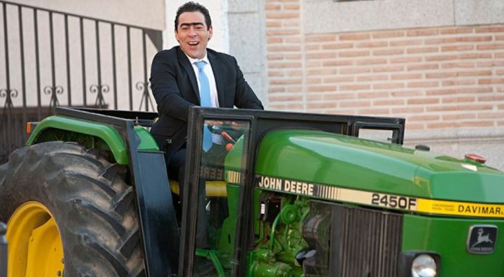 Amador aparcando el tractor en su pueblo en 'La que se avecina'