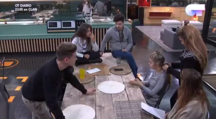 Nerea habla con sus compañeros de "la mesa del silencio" en 'OT 2017'