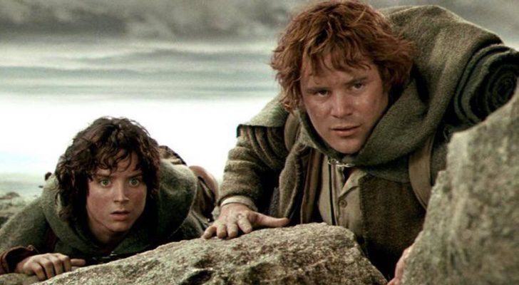 Sam Gamyi (Sean Astin) y Frodo Bolsón (Elijah Wood) en unas rocas en la película "El señor de los anillos"