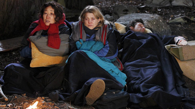 Cristina, Meredith y Derek tras sufrir un accidente de avión en 'Anatomía de Grey'