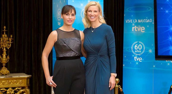 Anne Igartiburu y Carolina Casado, presentadoras de la gala 'Inocente, inocente' de 2016