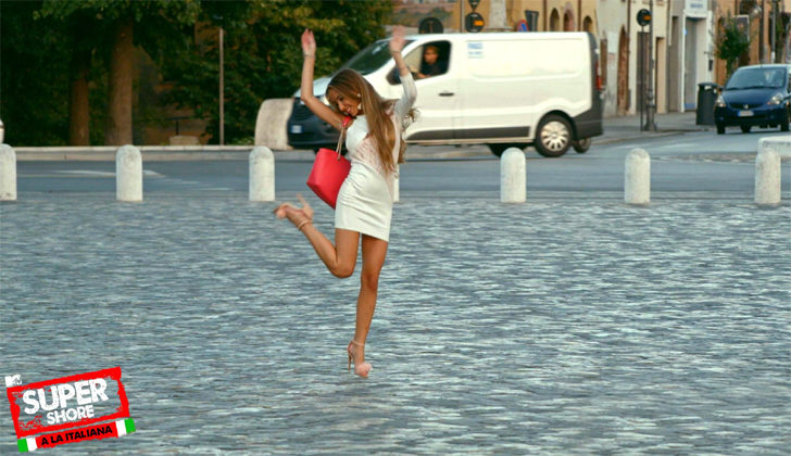 Paula aterriza en Rímini con tacones, bolso y vestido