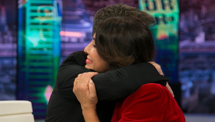 Pablo Motos abraza cariñosamente a Isabel Gemio en 'El hormiguero'