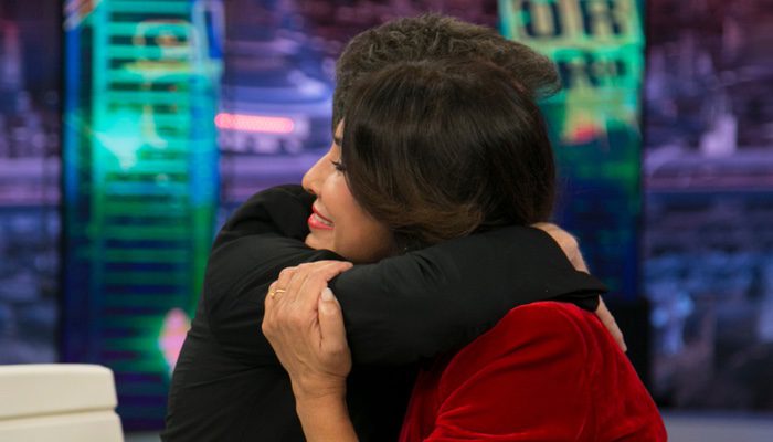Pablo Motos abraza cariñosamente a Isabel Gemio en &#39;El hormiguero&#39;