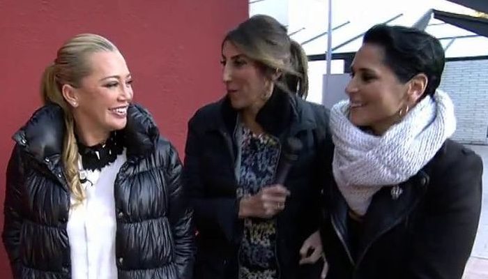 Rosa López, recibida por Belén Esteban y Paz Padilla a la entrada de Mediaset