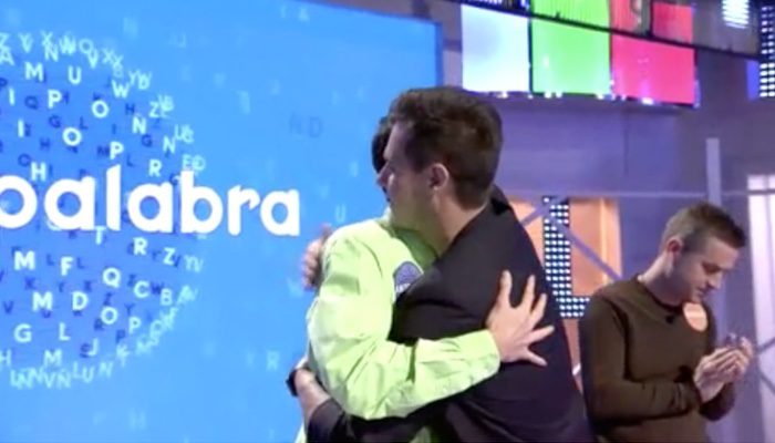 Christian Gálvez abraza al concursante de 'Pasapalabra'