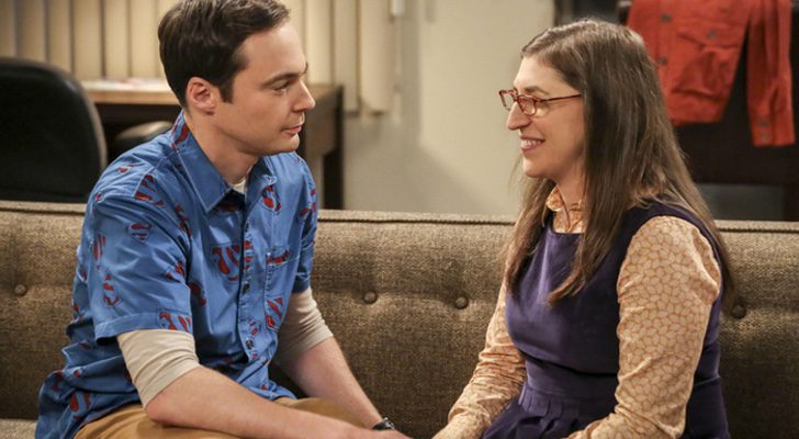 Los actores Jim Parsons y Mayim Bialik en 'The Big Bang Theory'