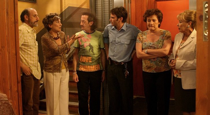 Juan Cuesta y algunos de sus vecinos en &#39;Aquí no hay quien viva&#39;