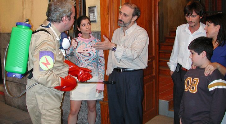 Juan Cuesta intenta solucionar un problema como presidente de la comunidad en &#39;Aquí no hay quien viva&#39;