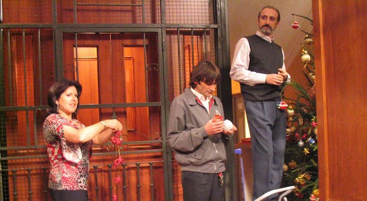 Juan Cuesta decora el portal para Navidad en &#39;Aquí no hay quien viva&#39;