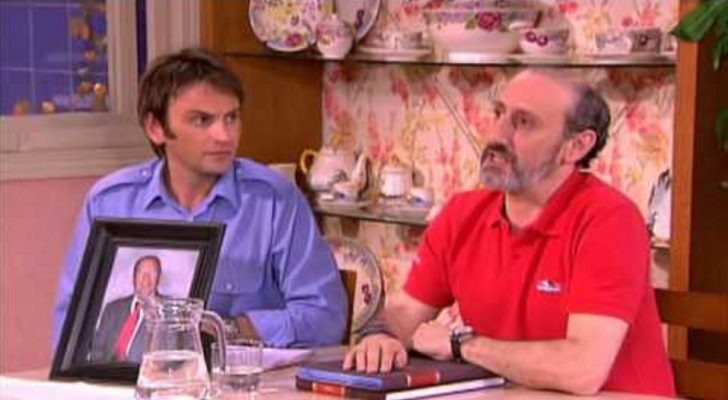 La fotografía de Don Bartolomé Méndez Zuloaga en la mesa de Juan en una junta en &#39;Aquí no hay quien viva&#39;