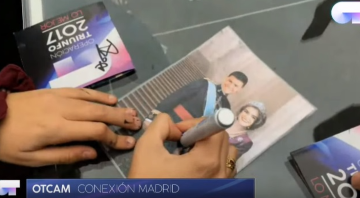 Amaia firmando el montaje que le han hecho con Alfred