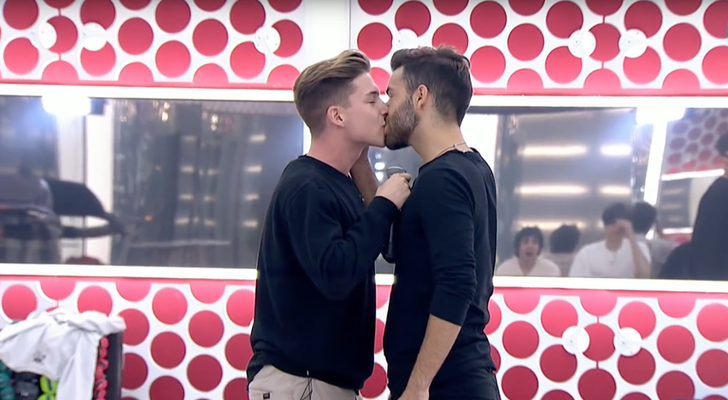 Raoul y Agoney besándose en 'OT 2017'