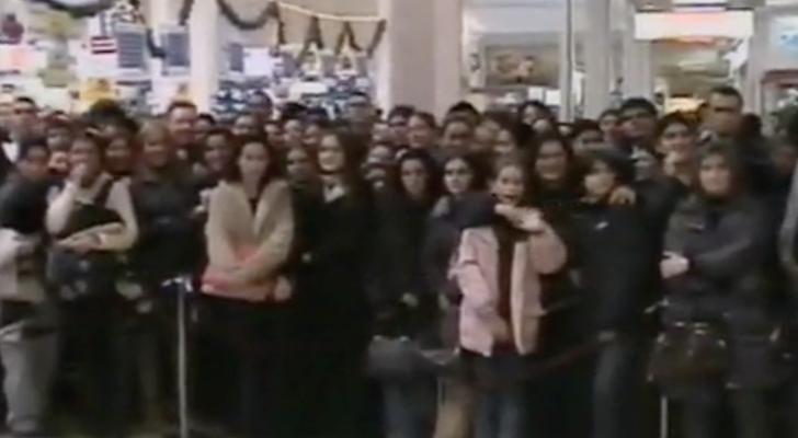 Miles de personas se agolparon en los centros comerciales