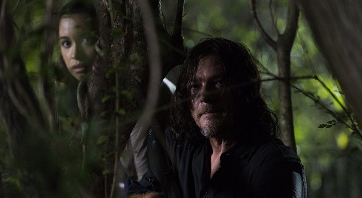 Rosita y Daryl atentos para atacar en 'The Walking Dead'