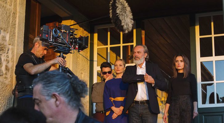 El reparto de &#39;Vivir sin permiso&#39; durante el rodaje