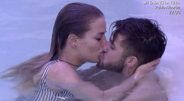 Alyson y Rubén en la piscina de 'Gran Hermano Revolution'