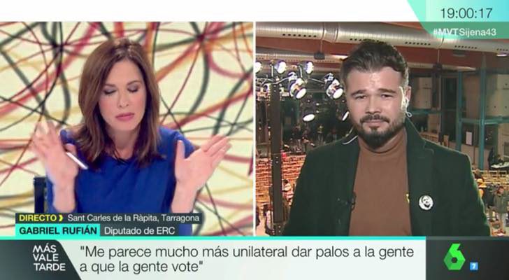 Mamen Mendizábal disculpándose con Gabriel Rufián en 'Más vale tarde'