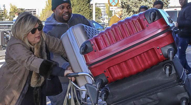 Terelu Campos empujando su equipaje