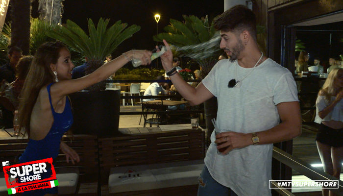 Paula le tira una copa a Isaac por haberle llamado pringada