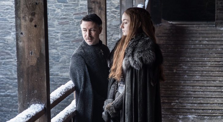 Meñique (Aidan Gillen) y Sansa Stark (Sophie Turner) en la temporada 7 de 'Juego de Tronos'