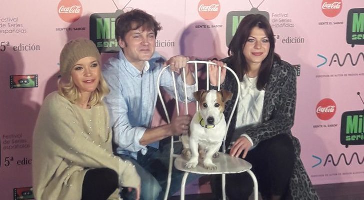María Esteve, Salva Reina y Thaïs Blume con el perro protagonista de 'Sabuesos'
