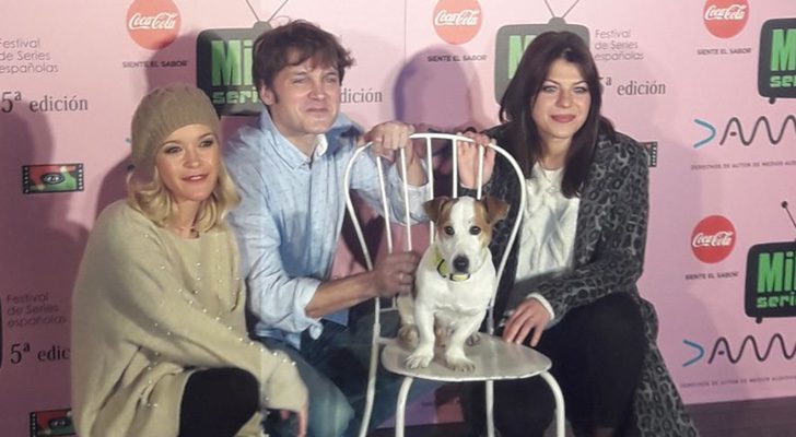 María Esteve, Salva Reina y Thaïs Blume con el perro protagonista de &#39;Sabuesos&#39;